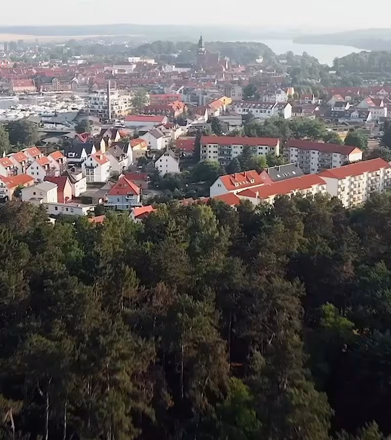 Fidelis Video-Overlay mit Blick auf Waren (Müritz)